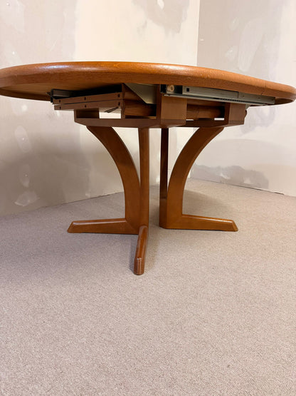 Mid Century Esstisch oval aus Holz ausziehbar in 2 Stufen