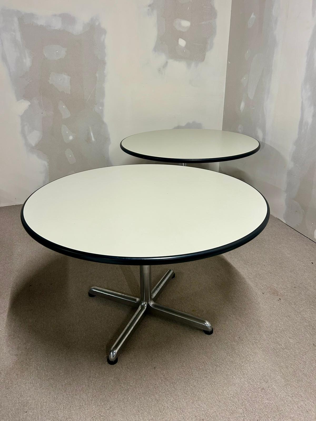 Runder Tisch mit weisser Platte + Chromfuss, Büro, 1x verf.