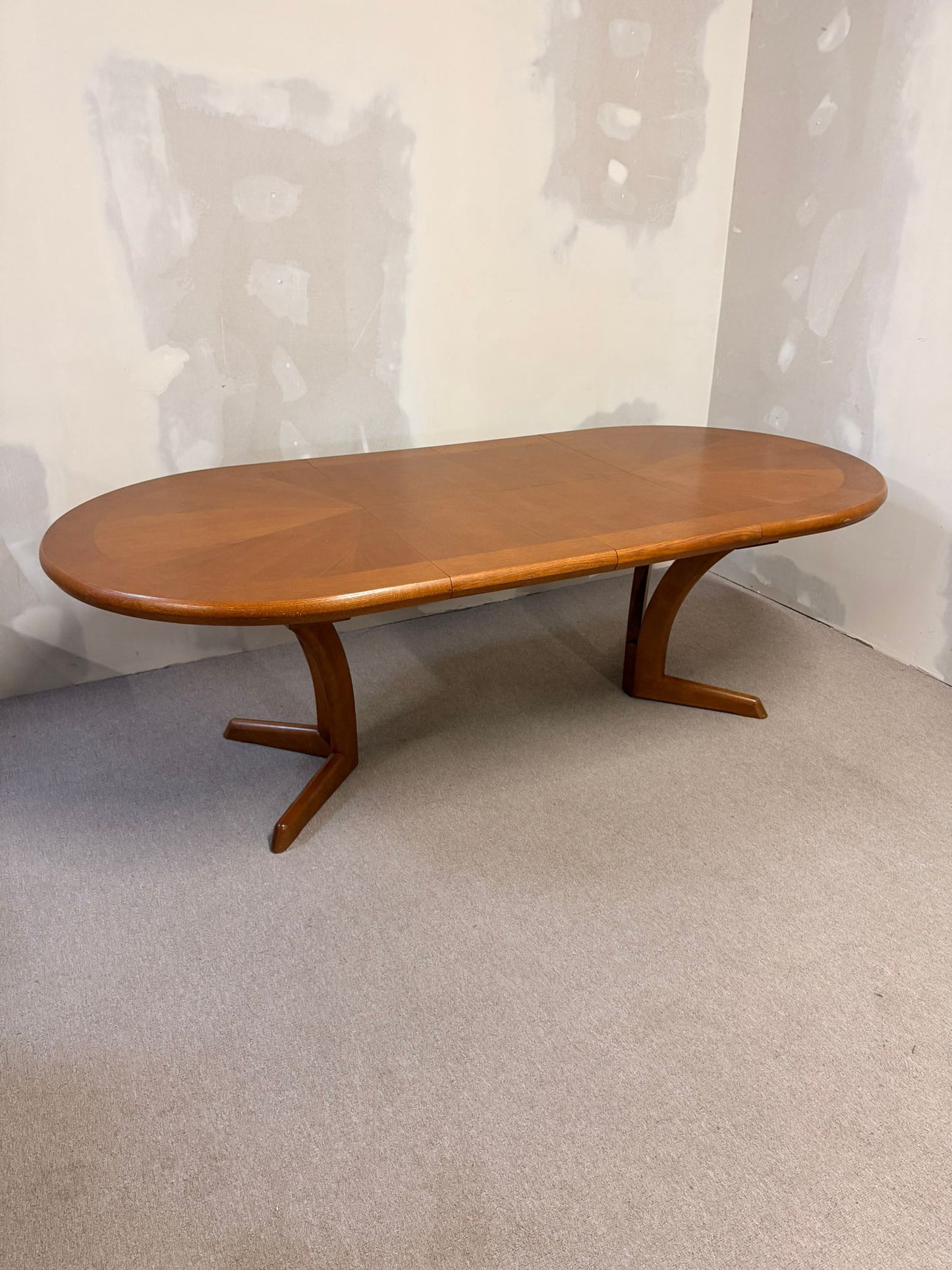 Mid Century Esstisch oval aus Holz ausziehbar in 2 Stufen