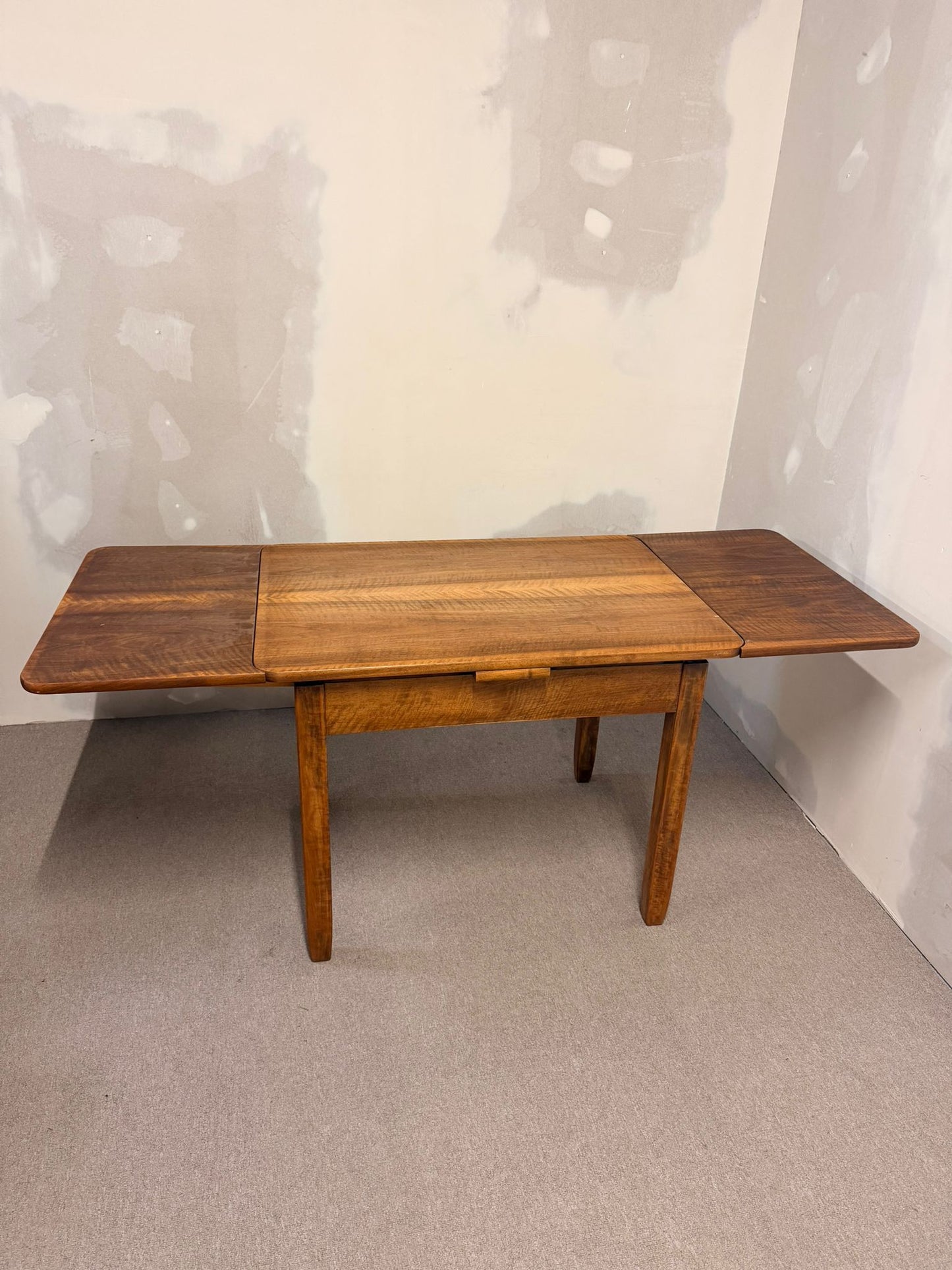 Rustikaler Massivholztisch, ausziehbar mit 2 Platten