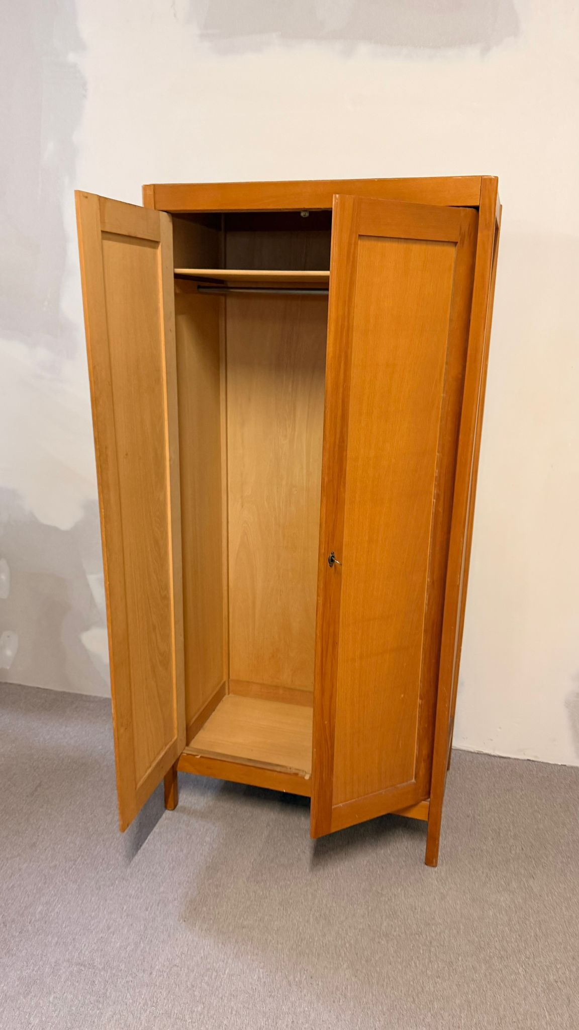 2-türiger Vintage Kleiderschrank im Mid Century Stil