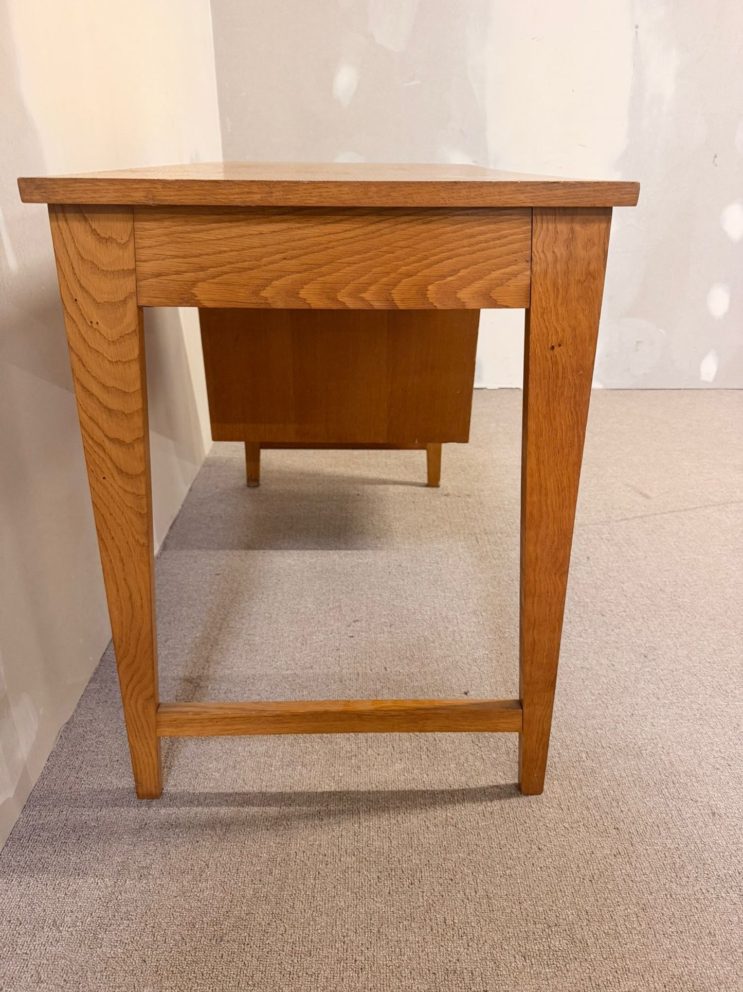 Vintage Schreibtisch aus Holz im Mid-Century Stil