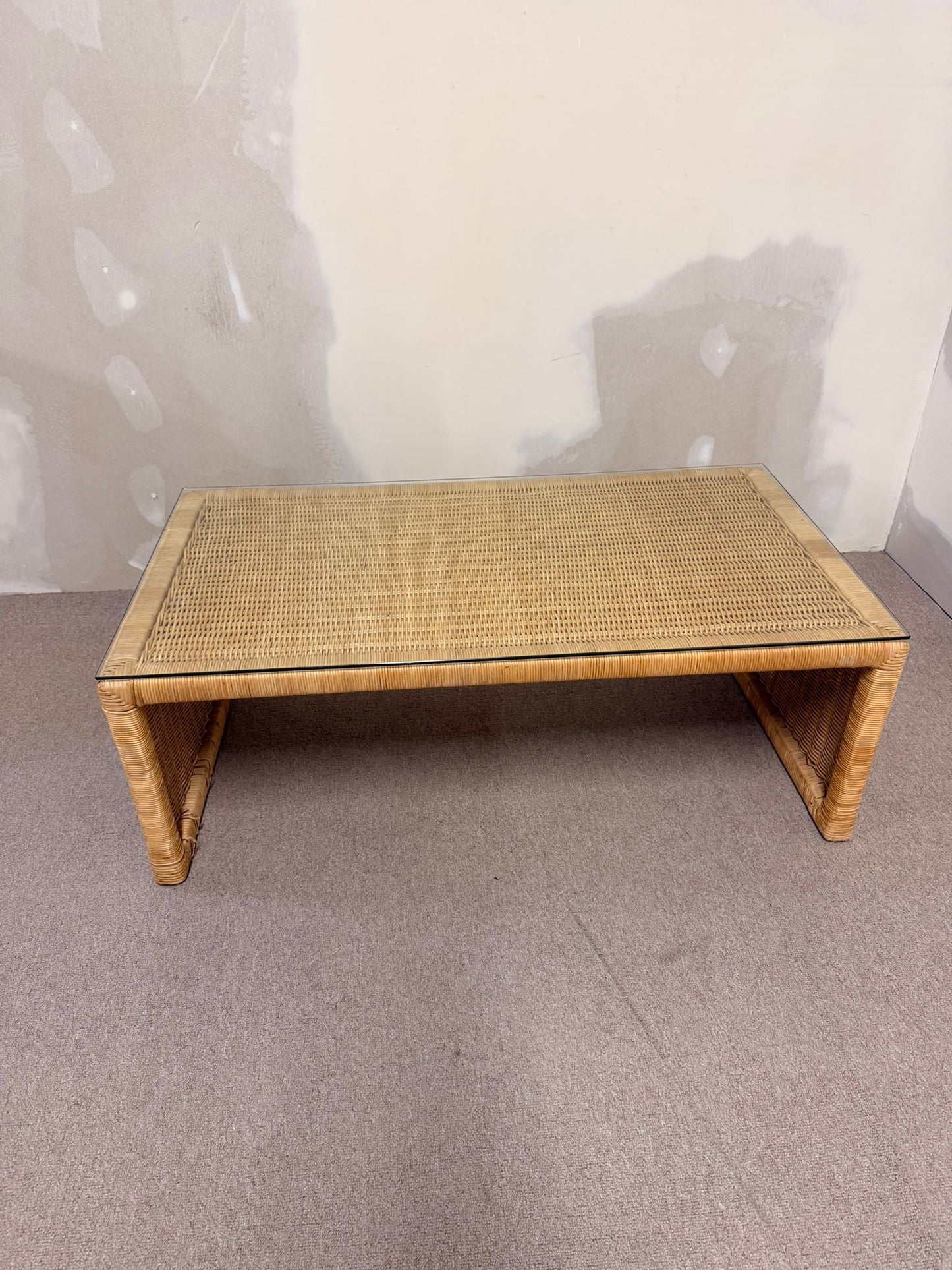 Rattan Couchtisch im Coastal Stil mit Glasplatte