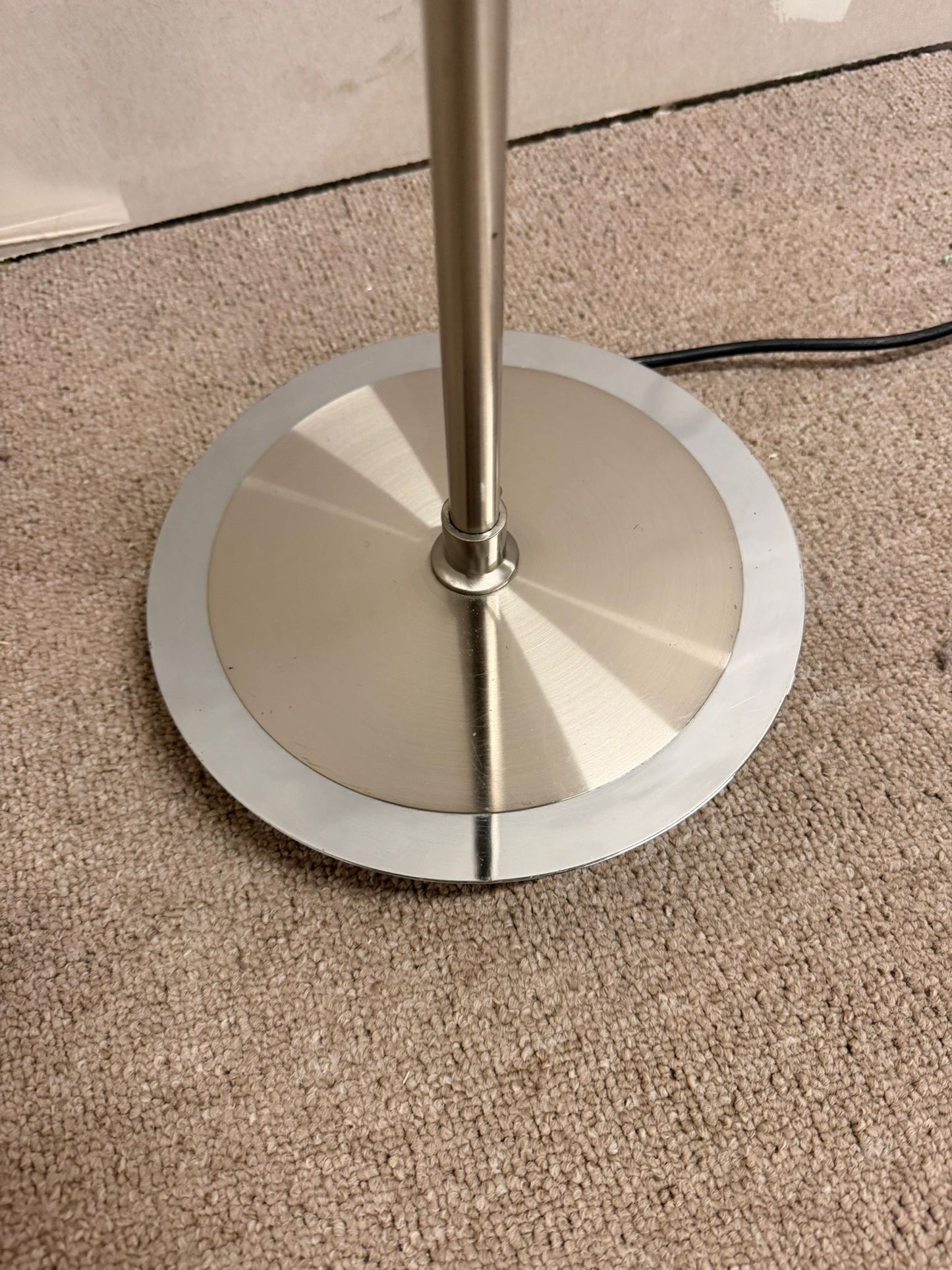 Filigrane Stehlampe Leseleuchte mit Schwenkarm, Edelstahl