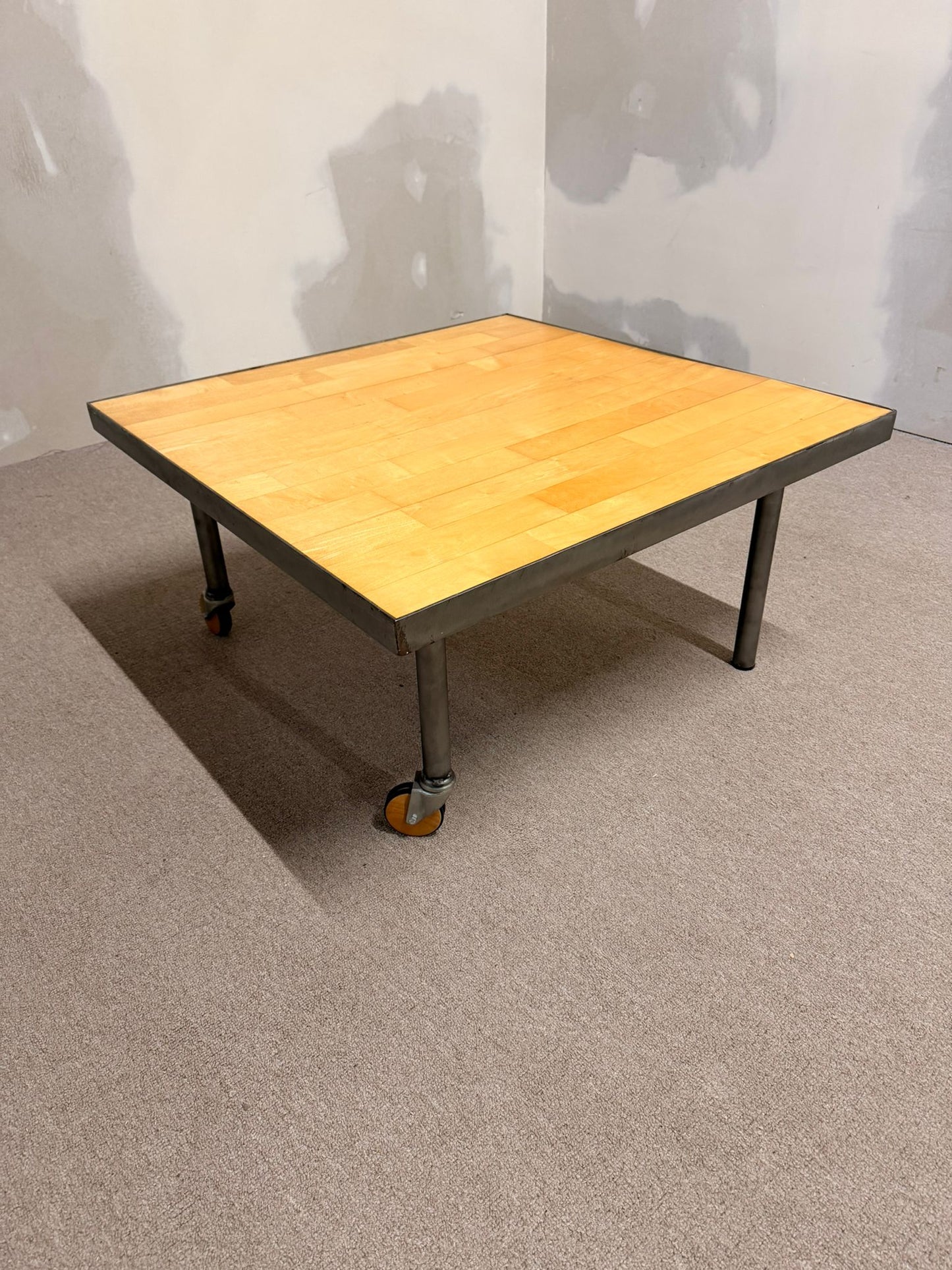 Couchtisch aus Holz und Metall mit 2 Rollen Handmade