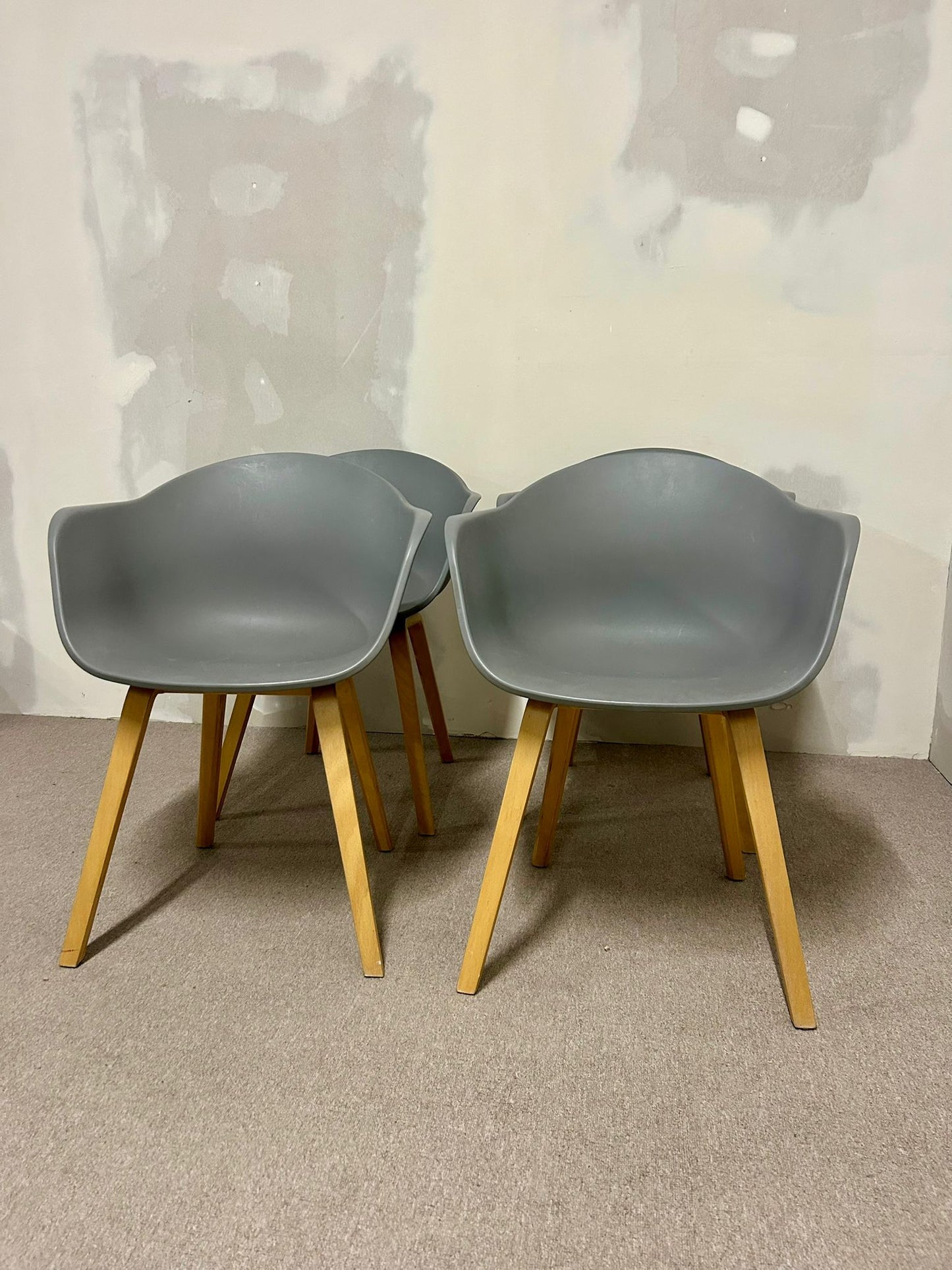 4x Grauer Schalenstuhl  Kunststoff/ Holz, Stuhl mit Armlehne