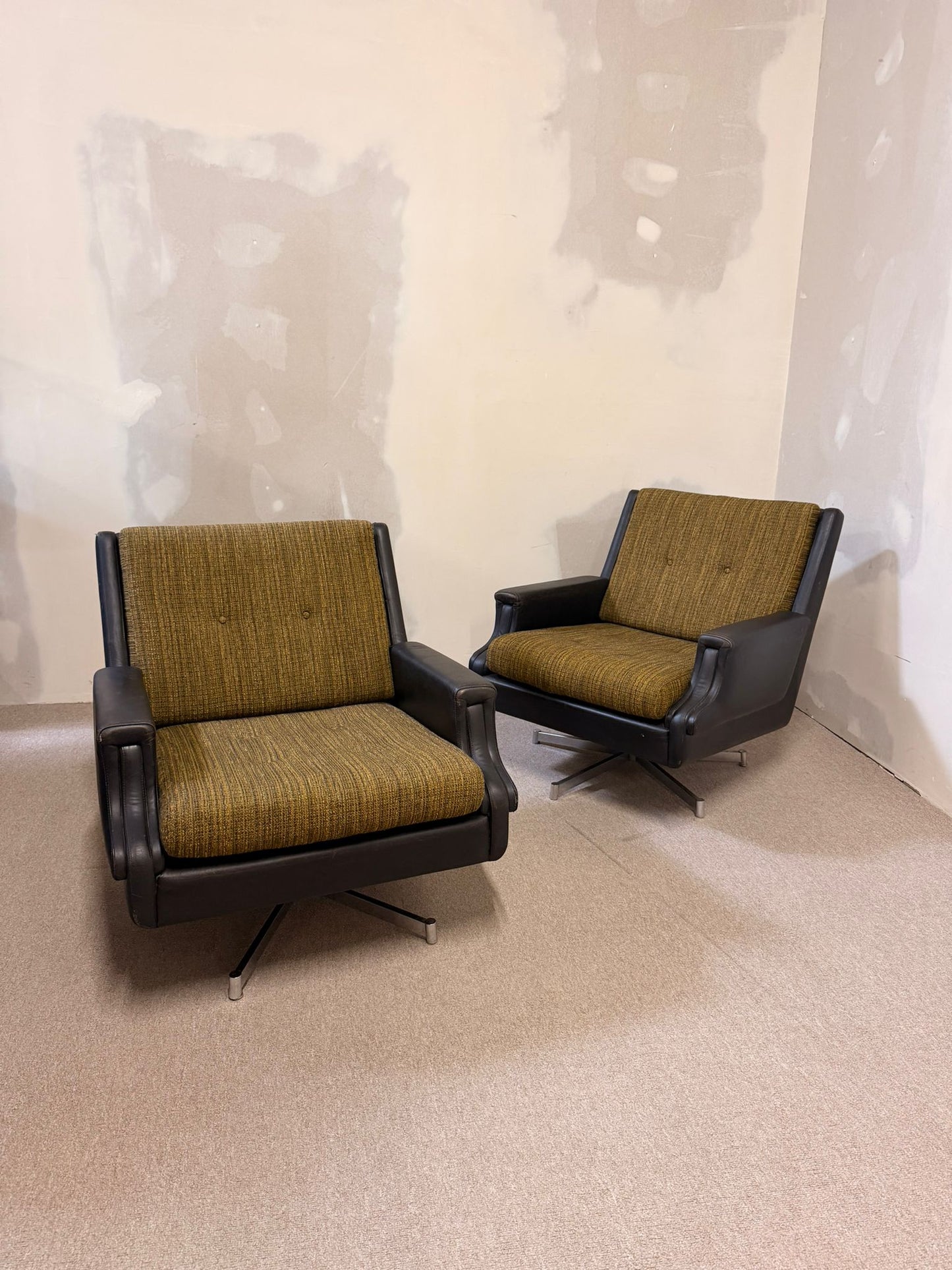 Edle Vintage Club Sessel mit drehbarem Metallfuss 70`s