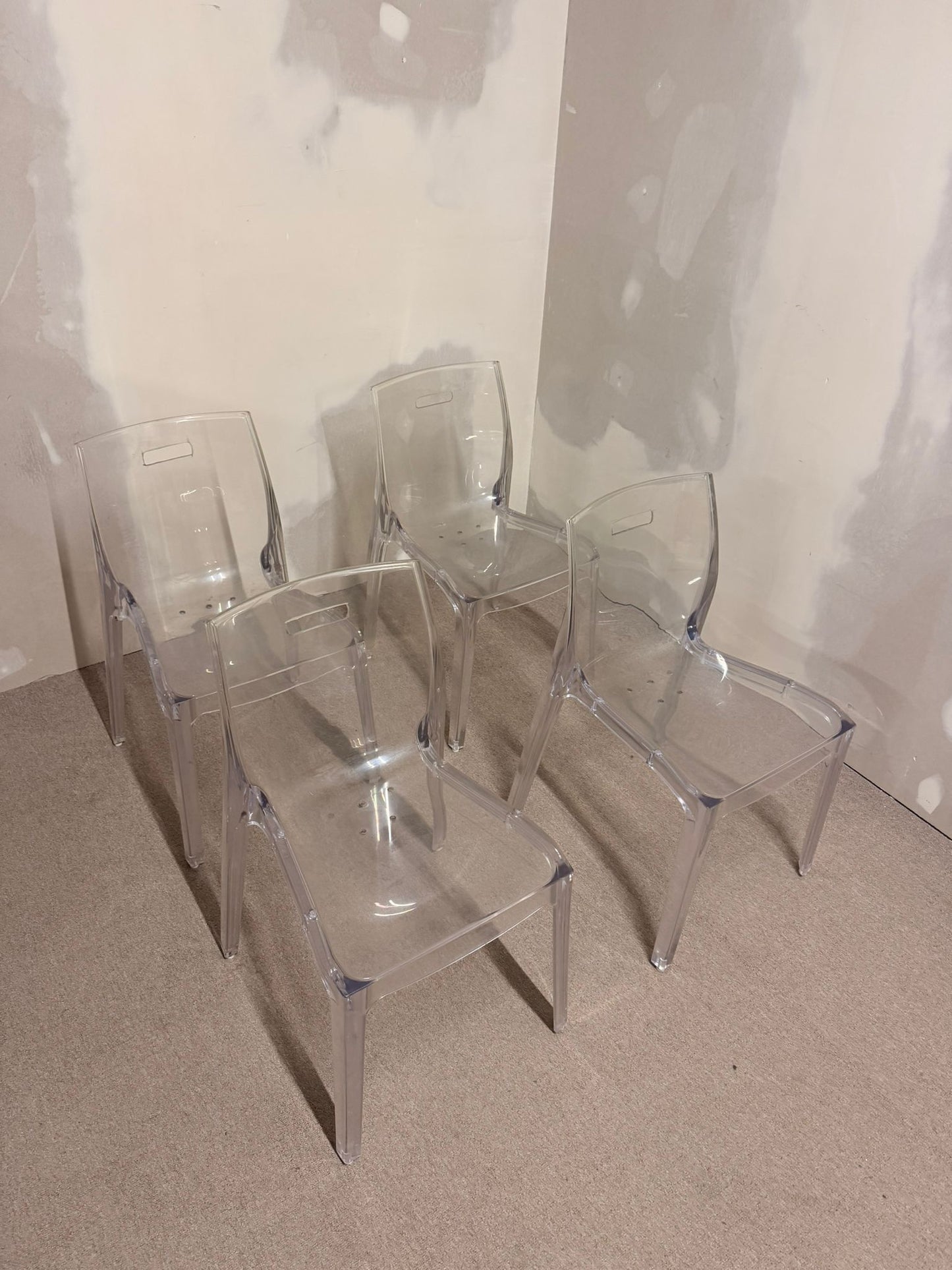 Designer Stühle aus Acrylglas, transparent und stapelbar