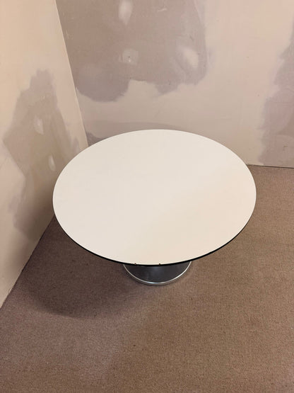 Runder Couchtisch mit Metallsockel im Tulip Stil