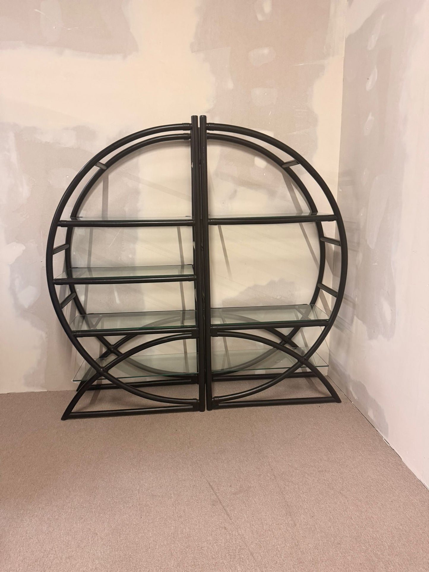 Vintage Designer Raumteiler aus Rattan, Bambusregal mit Glas