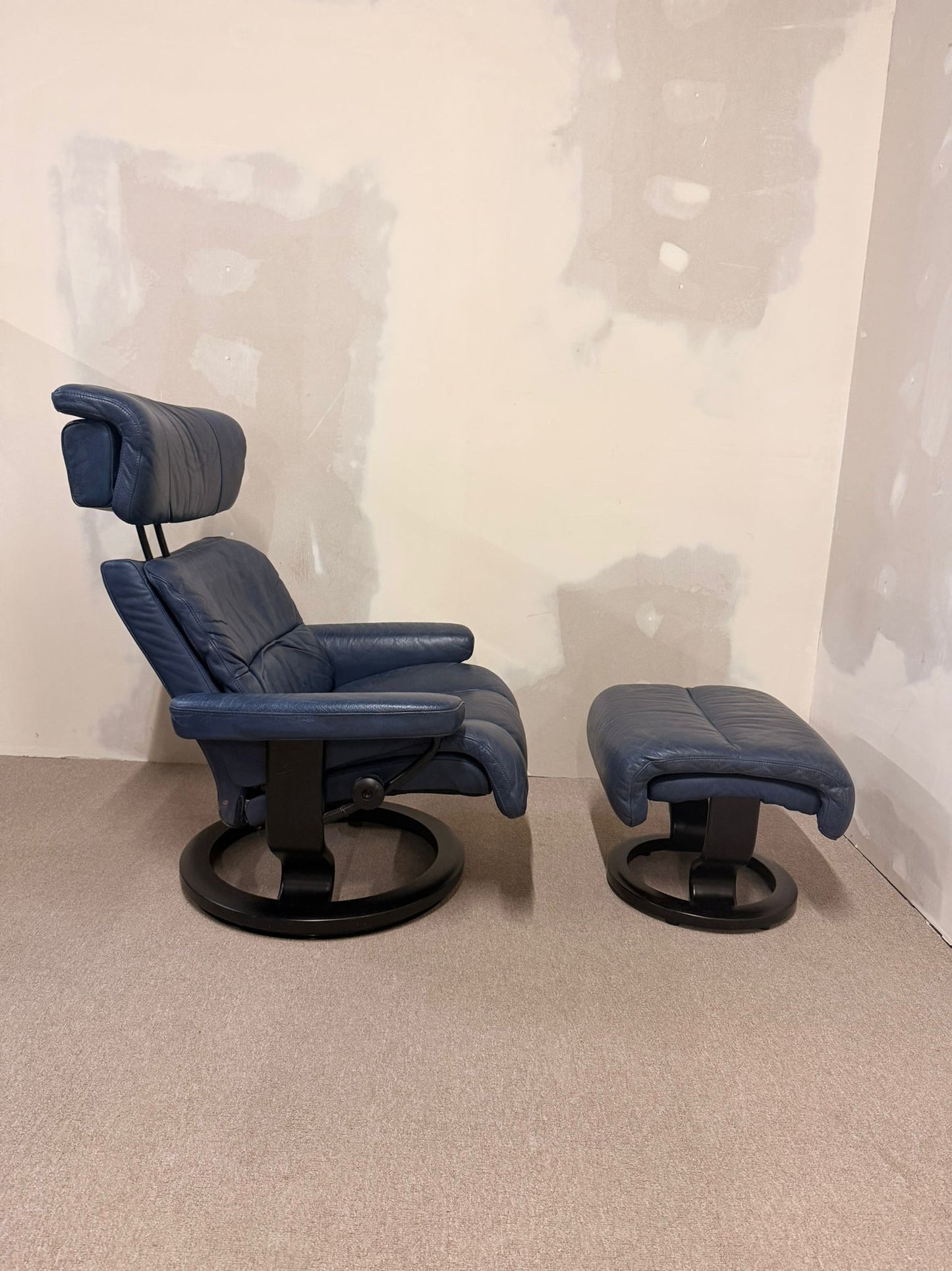 Ledersessel Relaxsessel von Stressless + Ottoman (L) in blau