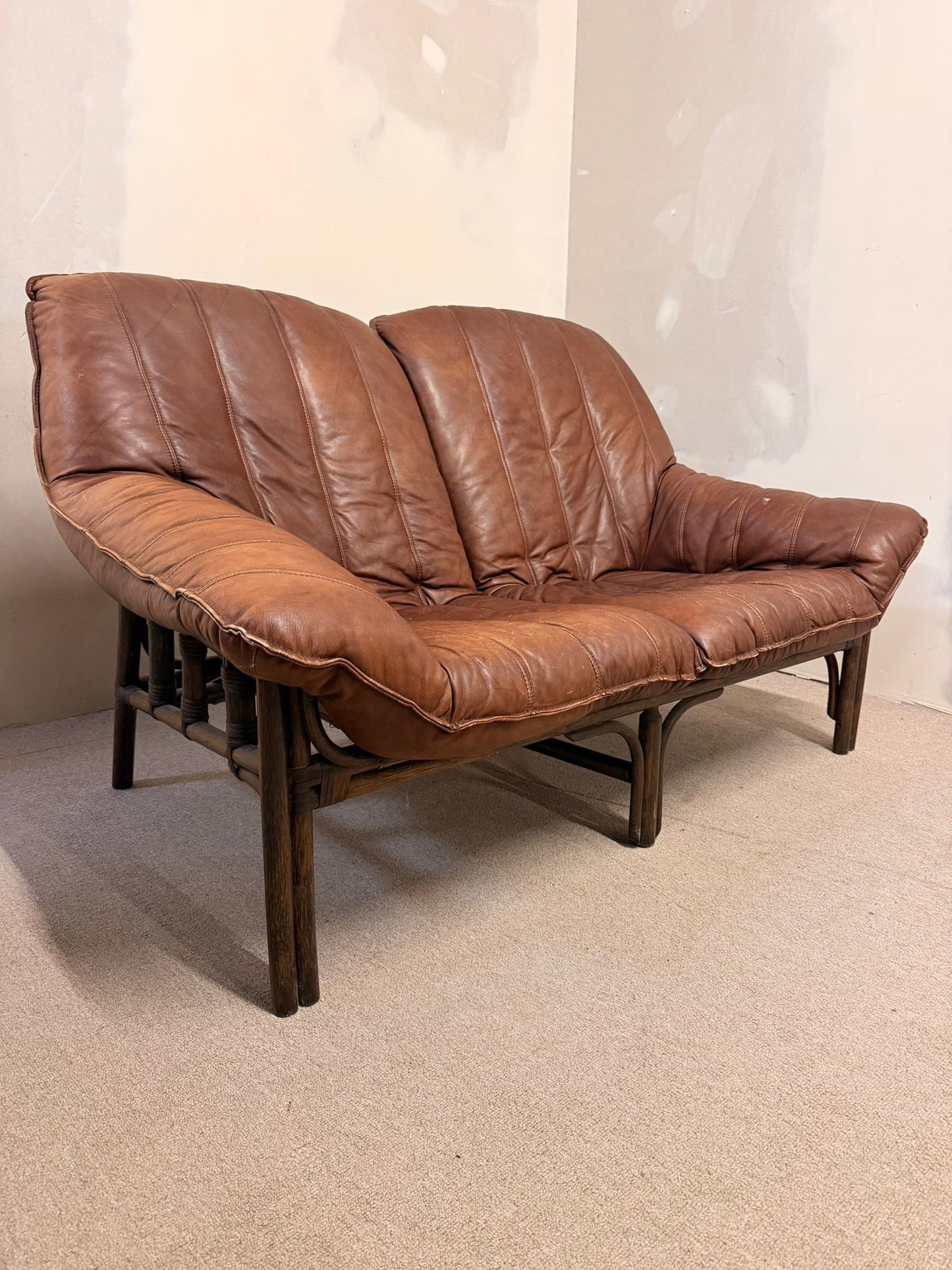 Vintage 2-sitzer Ledersofa mit Bambusgestell aus den 60er