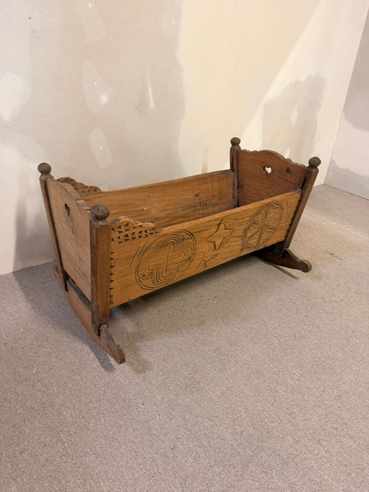 Antike rustikale Holz-Wiege mit Schnitzereien, Vintage