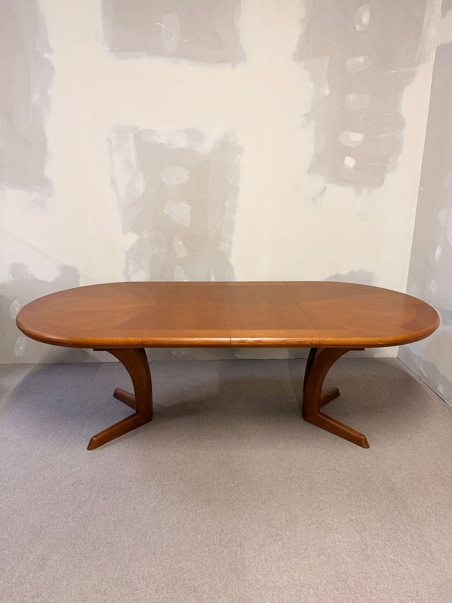 Mid Century Esstisch oval aus Holz ausziehbar in 2 Stufen