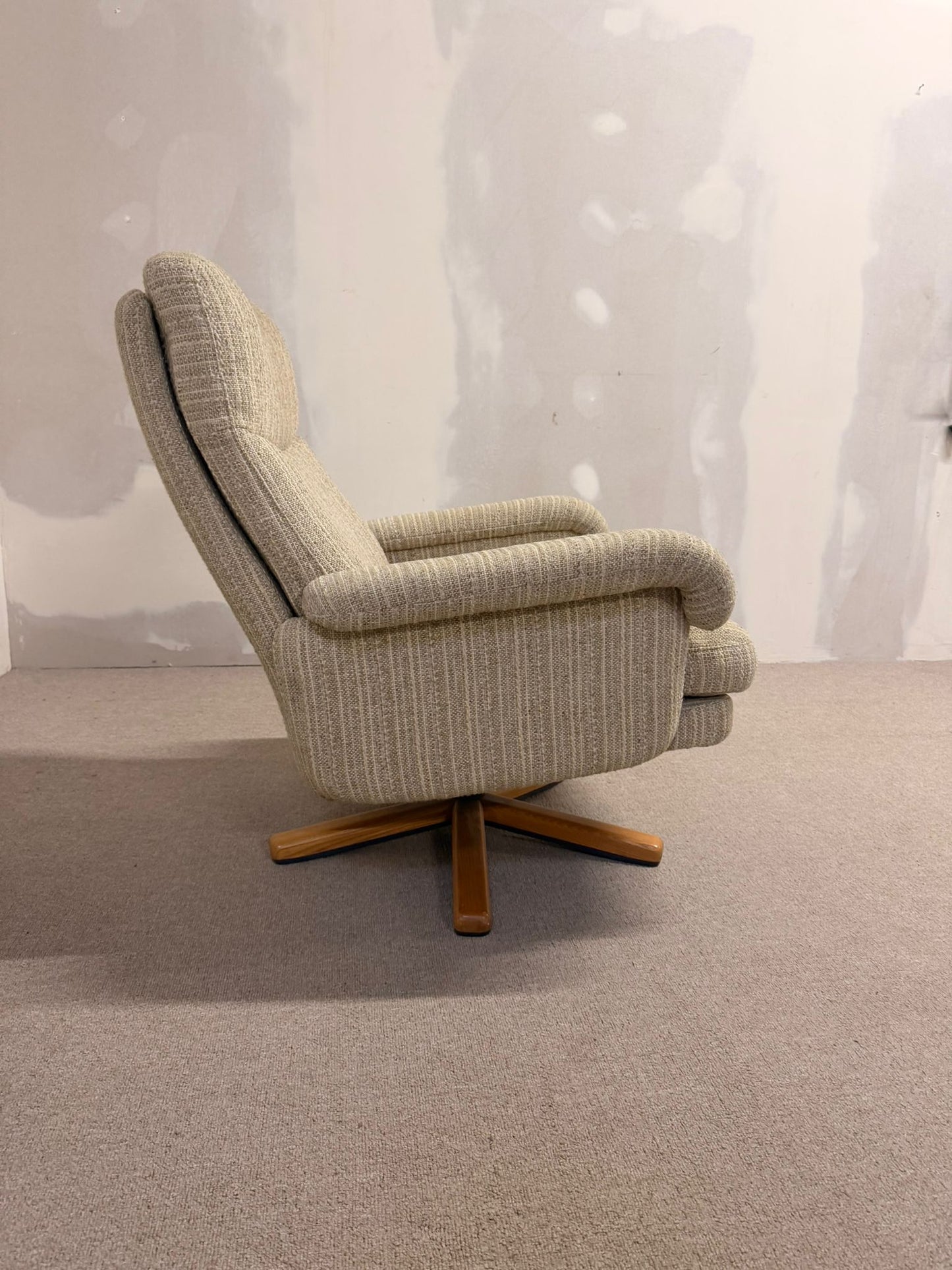 Dänischer Mid Century Sessel mit Strukturstoffbezug, retro