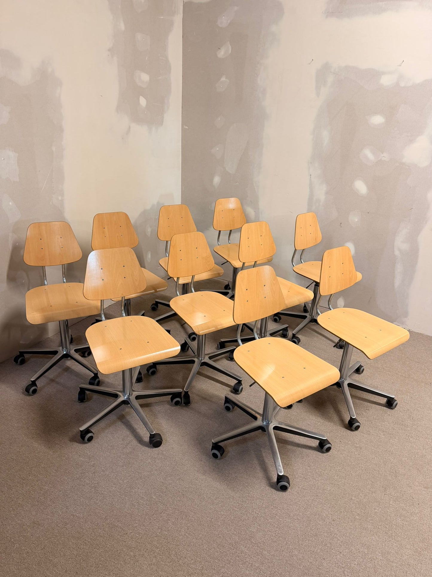 Schweizer Atelier Embru Schulstuhl Bürostuhl mit Rollen 38x