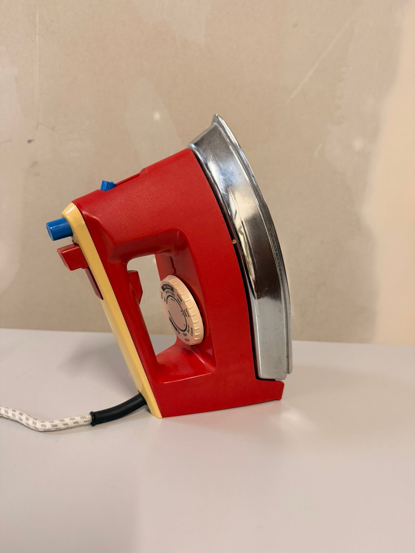 Vintage Jura Bügeleisen im Retro Design aus den 70er Jahren
