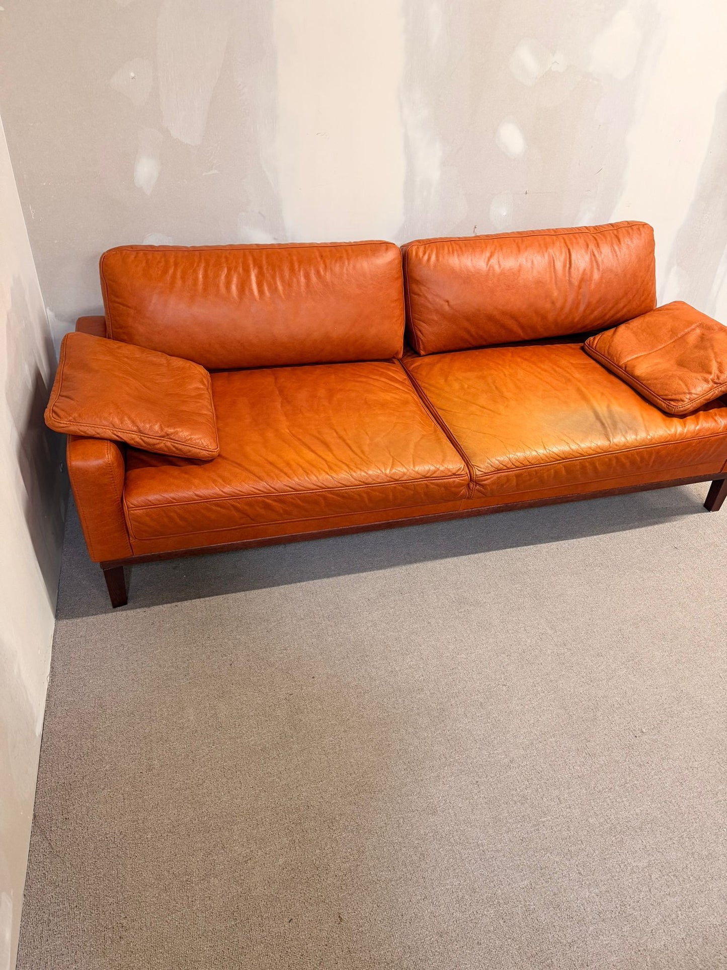 3-Sitzer Sofa aus Leder in Cognacfarbe und Holzfüsse