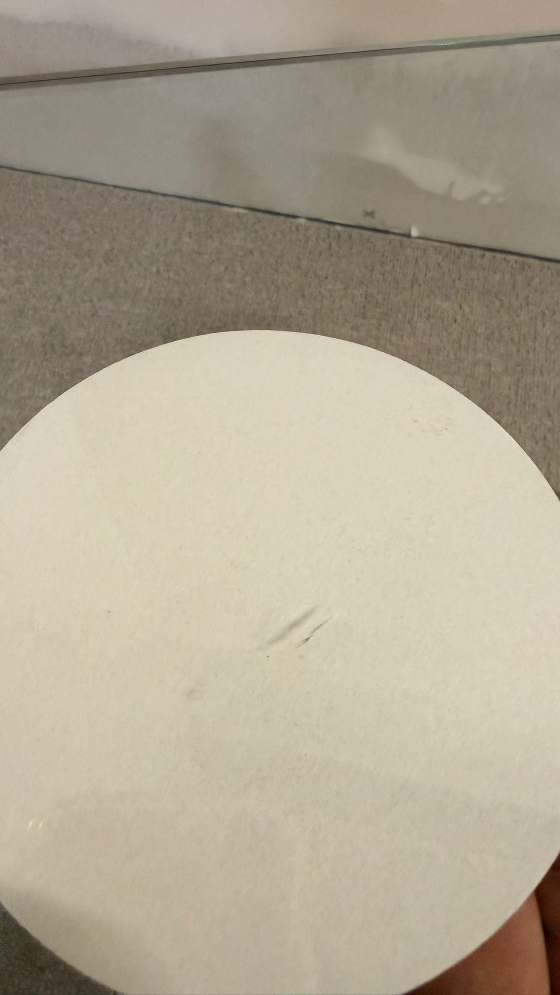Eleganter Beistelltisch aus hochwertigem, gebogenem Sicherheitsglas