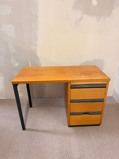 Vintage Schreibtisch mit Schubladen aus den 70er Jahre