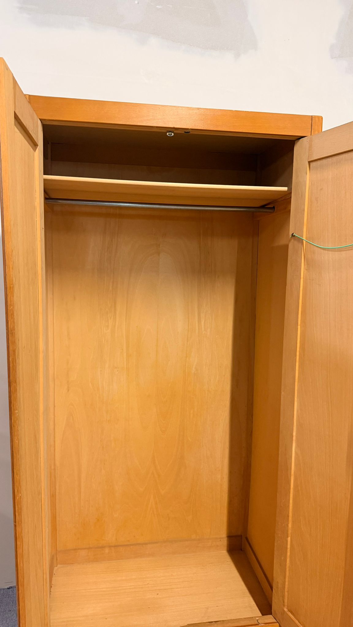 2-türiger Vintage Kleiderschrank im Mid Century Stil