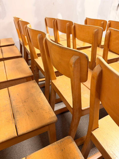 Stabile Kinderstühle aus Holz, ideal für Kindergarten/Krippe