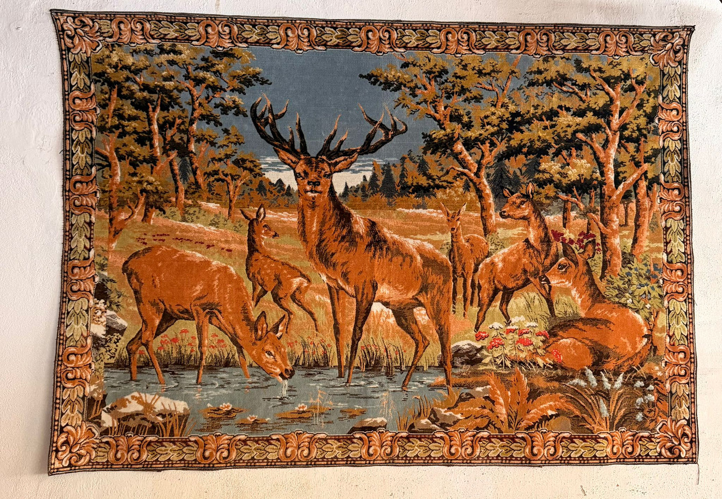 Gewebter vintage Wandteppich mit Hirschen und Rehen