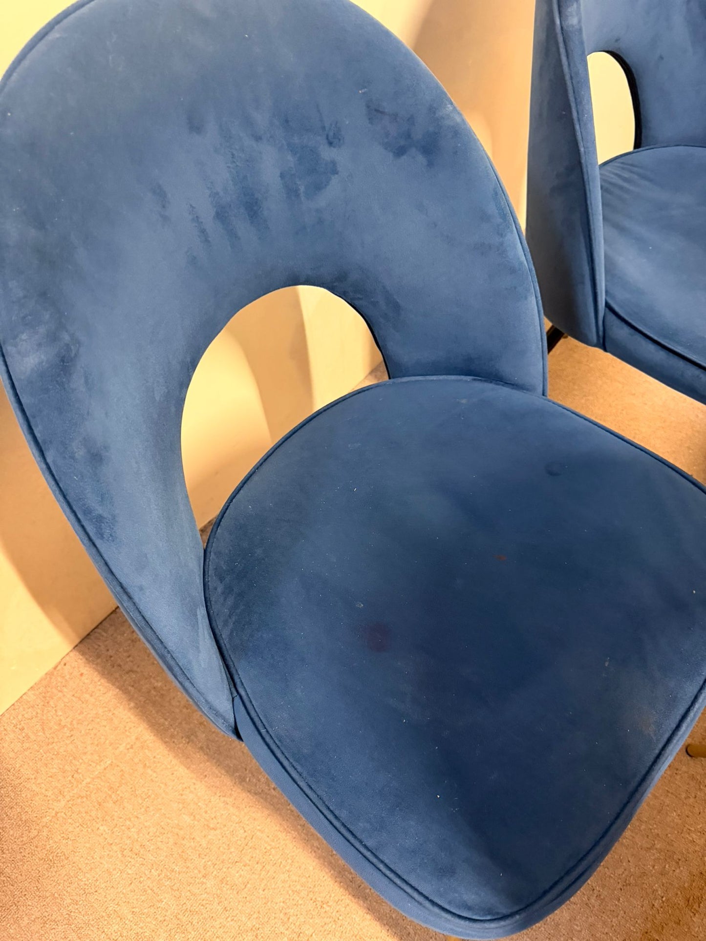 Moderne gepolsterte Esszimmerstühle mit blauem Samtstoff