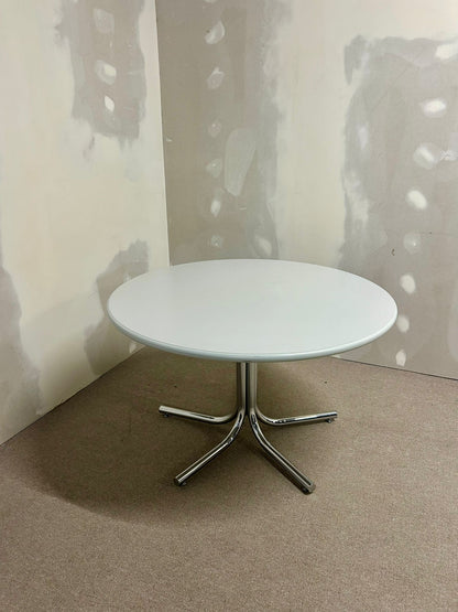 Runder Tisch mit Chrom-Füsse und grau-weisser Platte