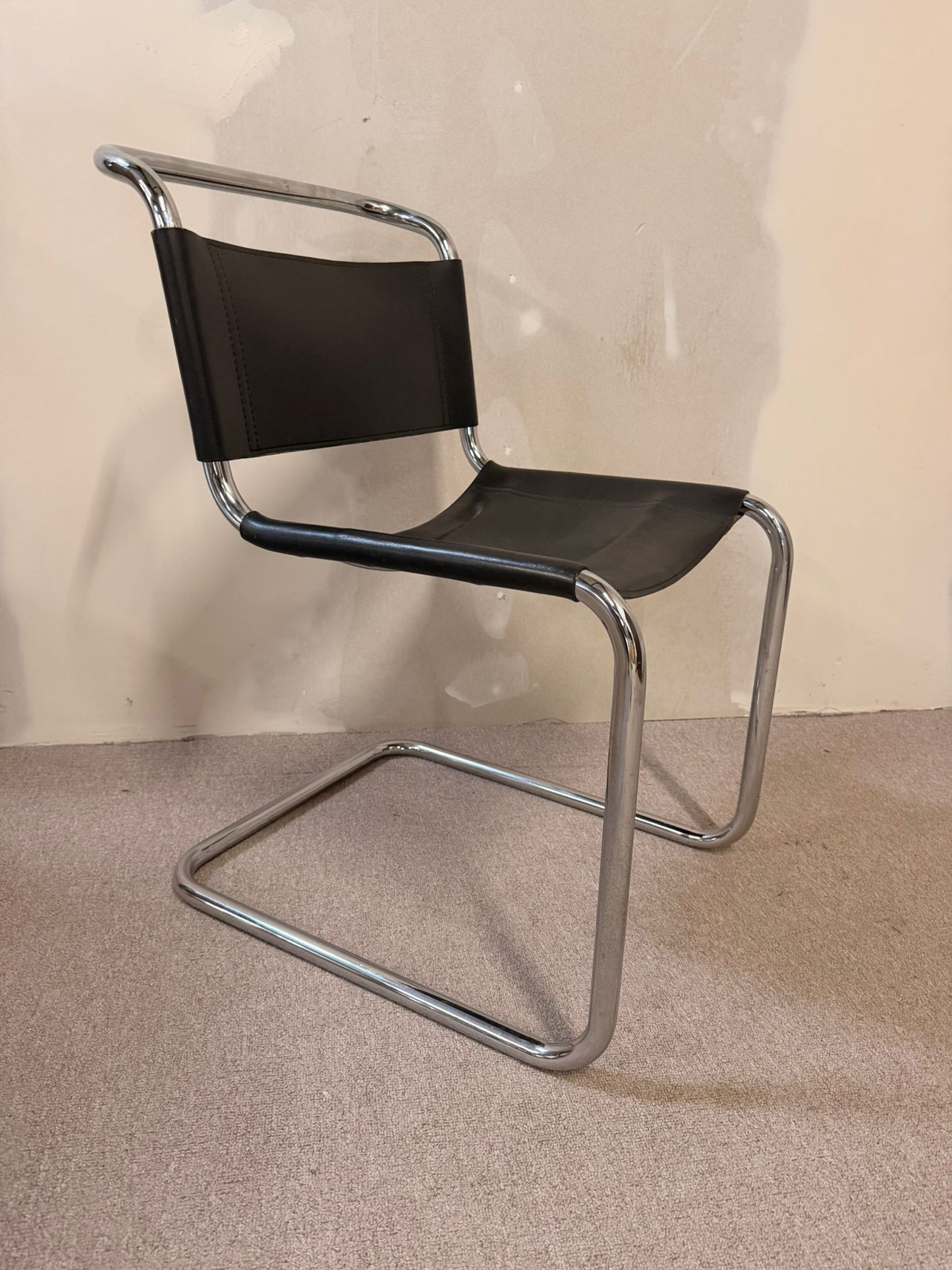Freischwinger aus Leder mit Chromgestell im Bauhaus Stil