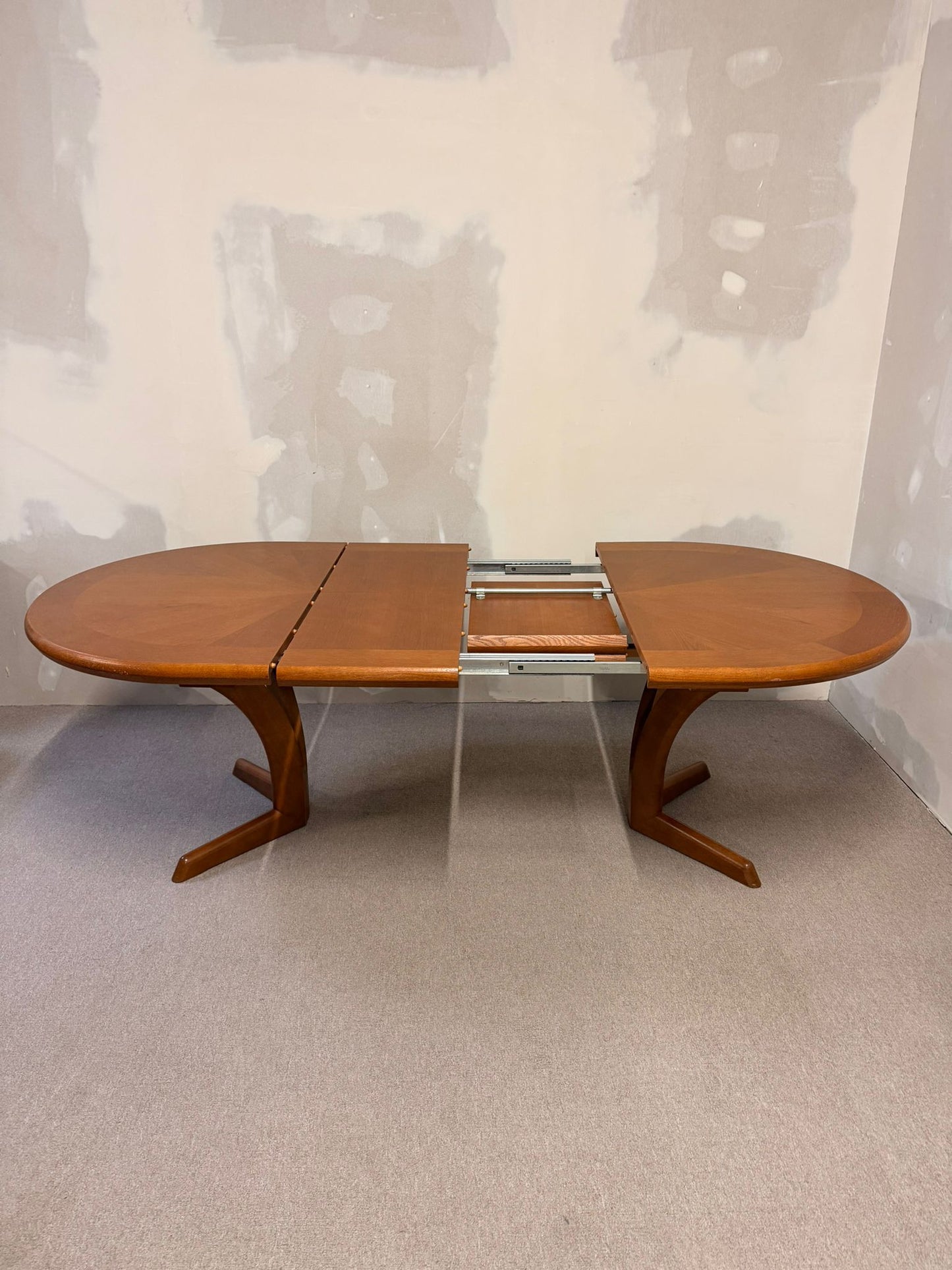 Mid Century Esstisch oval aus Holz ausziehbar in 2 Stufen