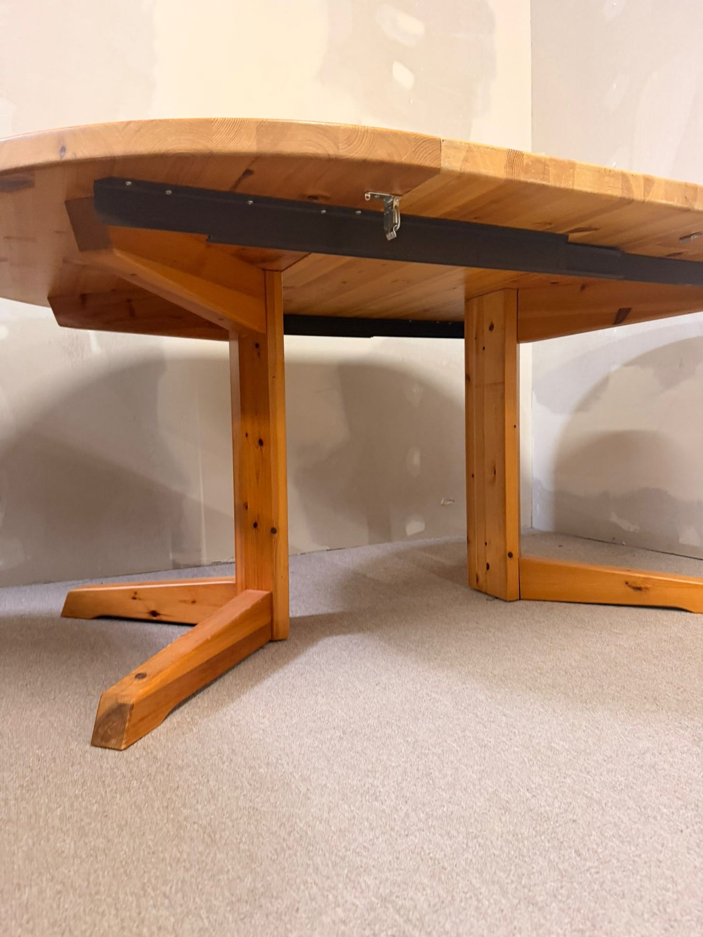 Runder Esstisch, ausziehbar aus Kiefernholz 70er Jahren