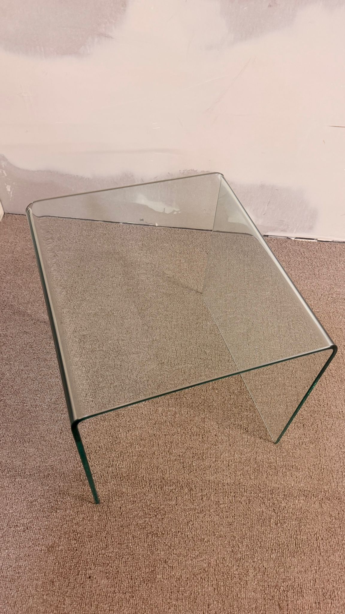 Eleganter Beistelltisch aus hochwertigem, gebogenem Sicherheitsglas