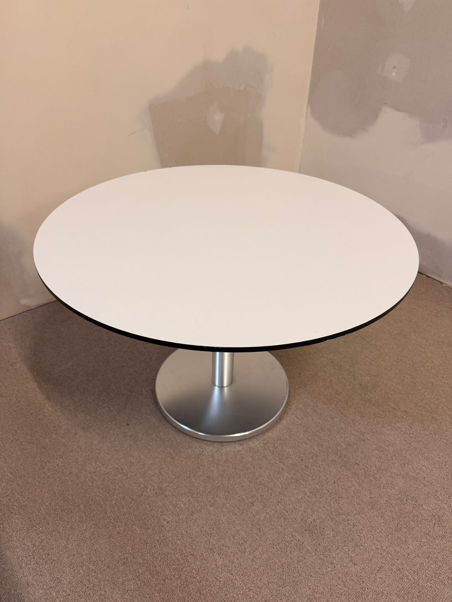 Runder Couchtisch mit Metallsockel im Tulip Stil