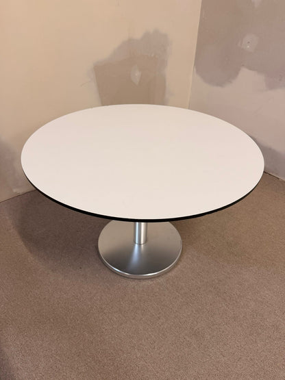 Runder Couchtisch mit Metallsockel im Tulip Stil