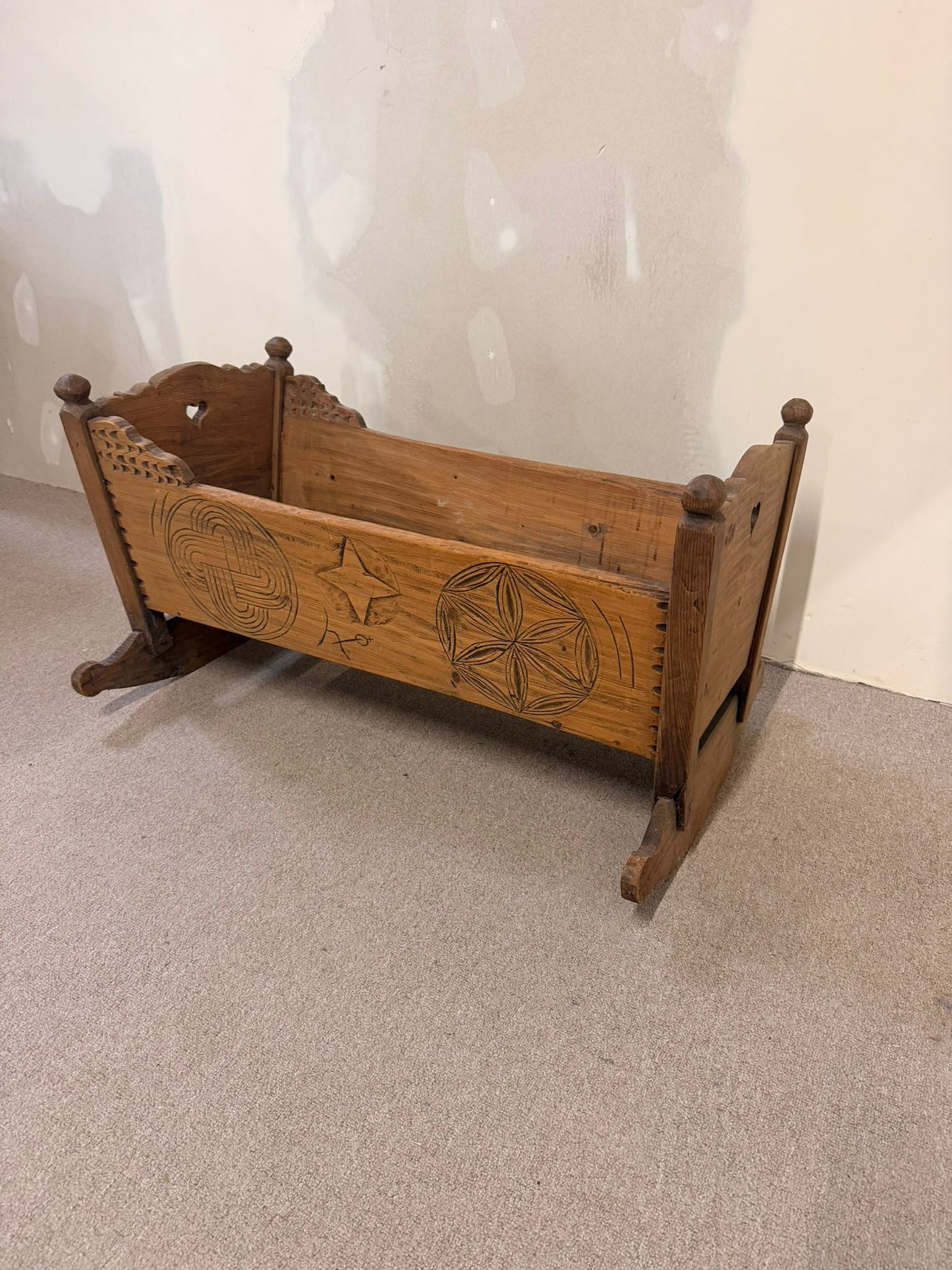 Antike rustikale Holz-Wiege mit Schnitzereien, Vintage