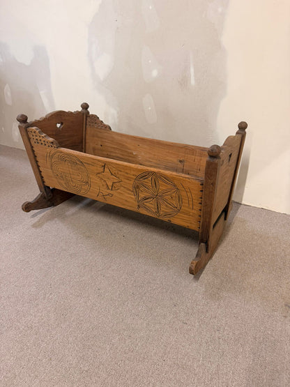 Antike rustikale Holz-Wiege mit Schnitzereien, Vintage
