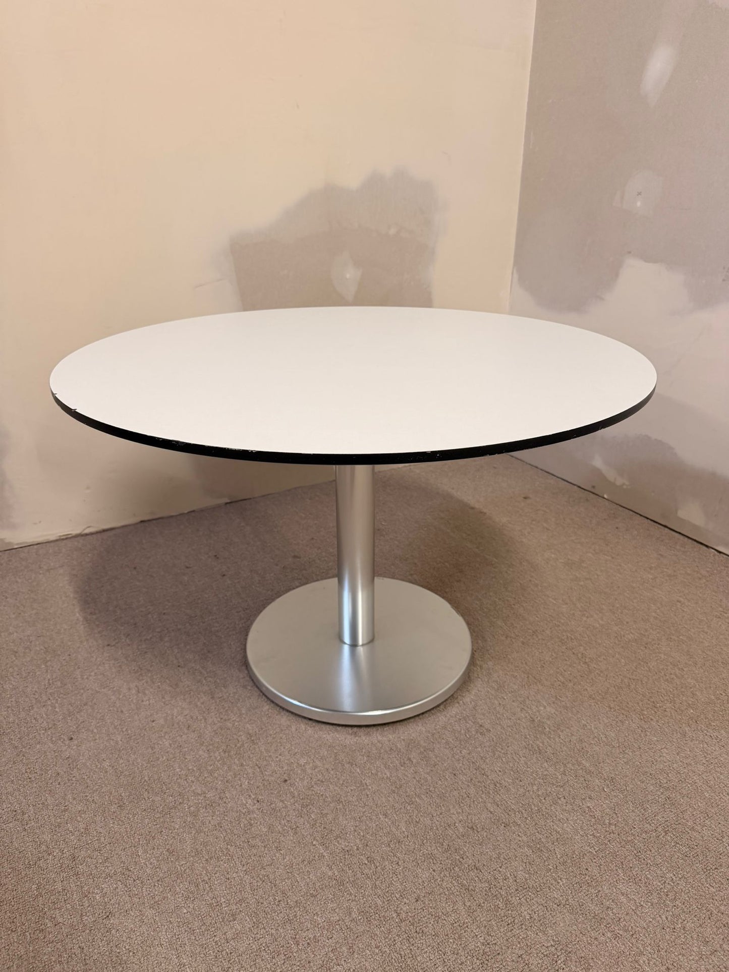 Runder Couchtisch mit Metallsockel im Tulip Stil