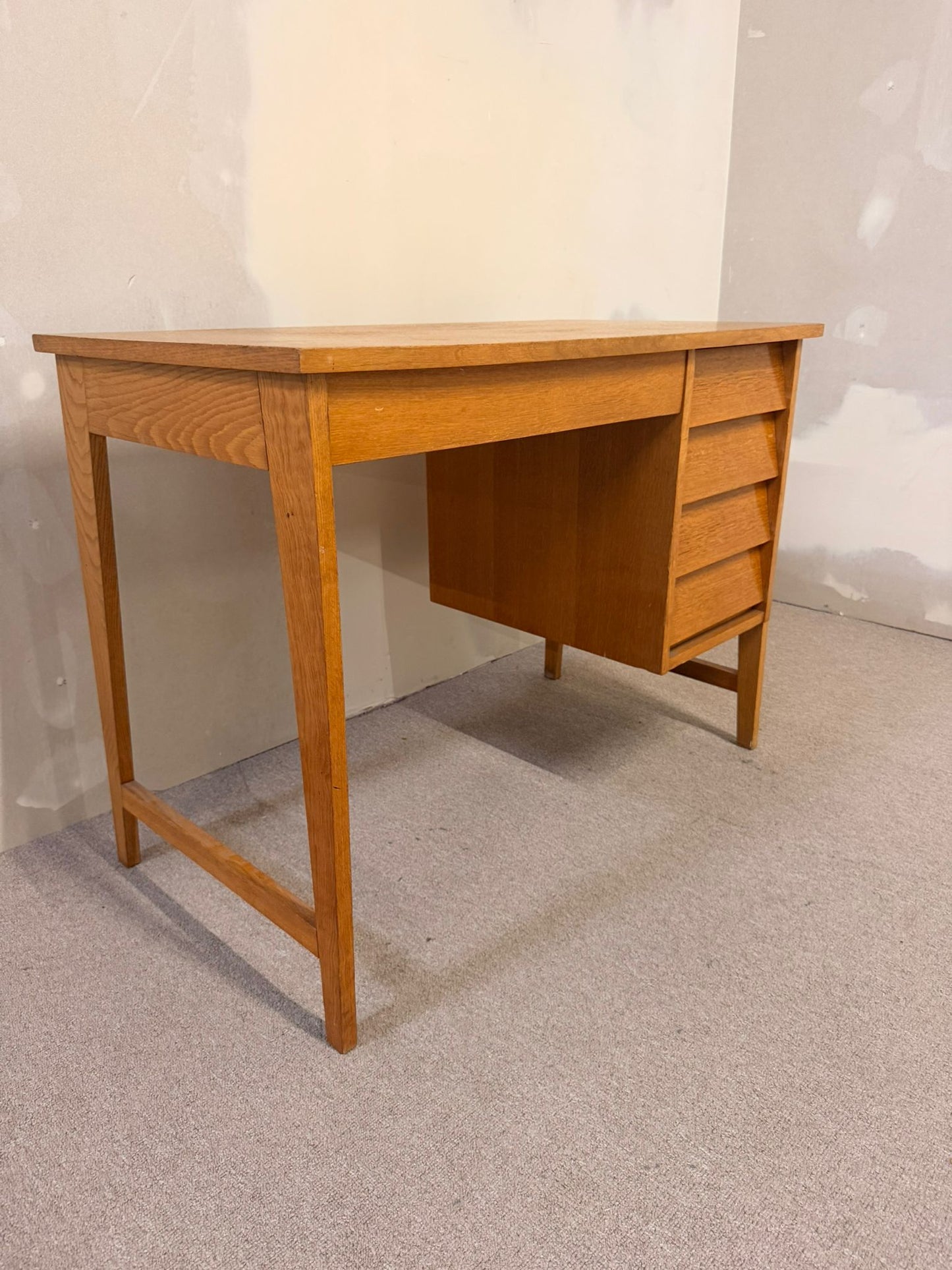 Vintage Schreibtisch aus Holz im Mid-Century Stil