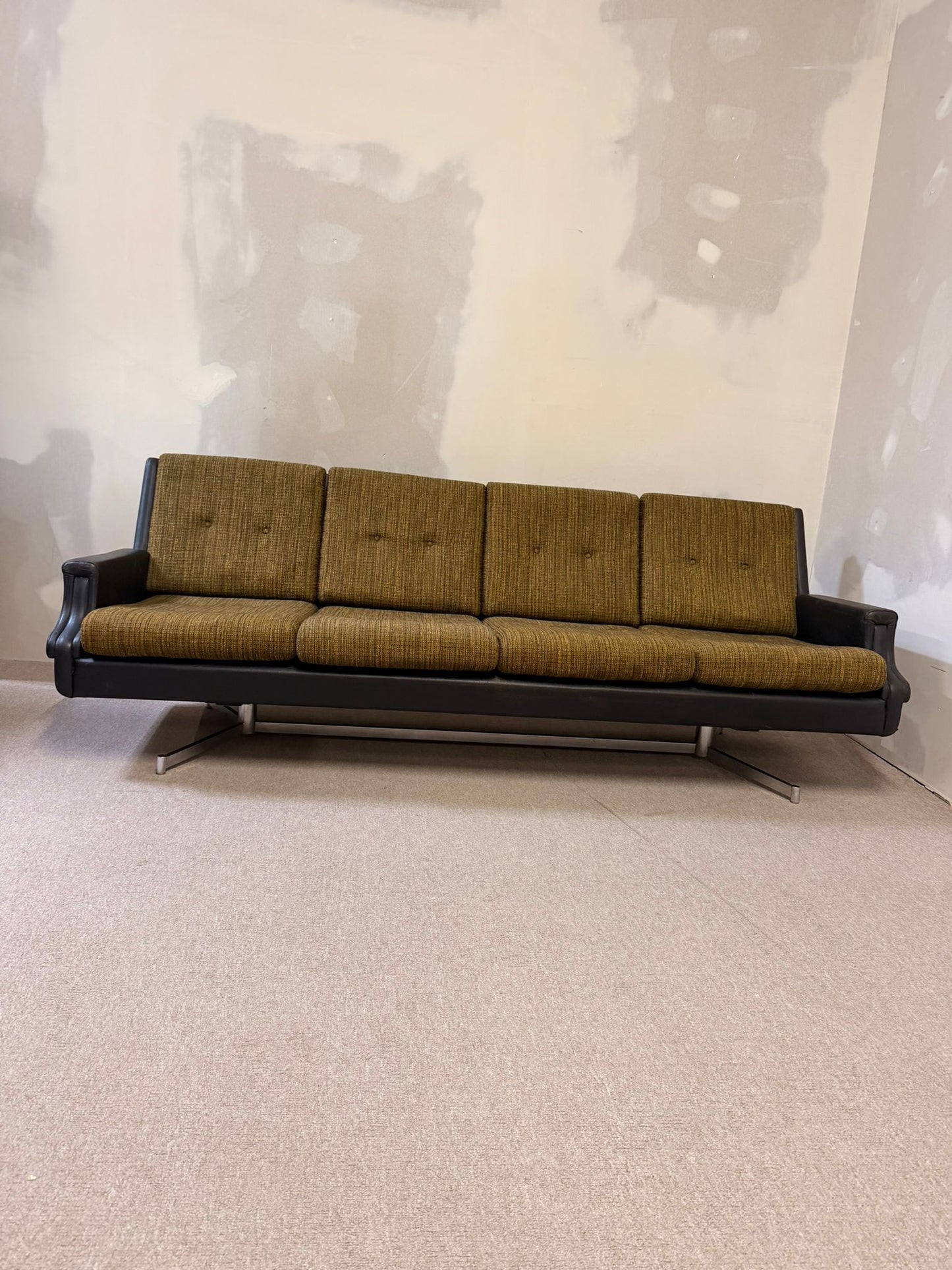 Edles vintage 4-sitzer Sofa mit Metallfüssen, Leder 70`s