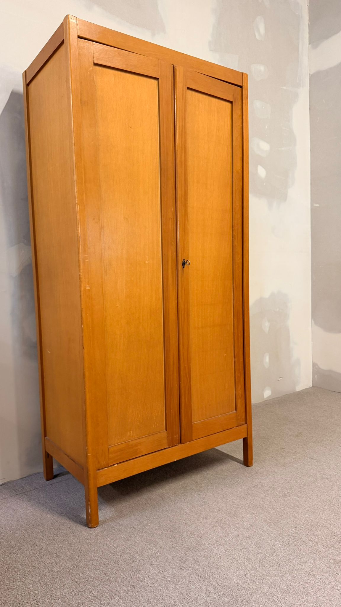 2-türiger Vintage Kleiderschrank im Mid Century Stil