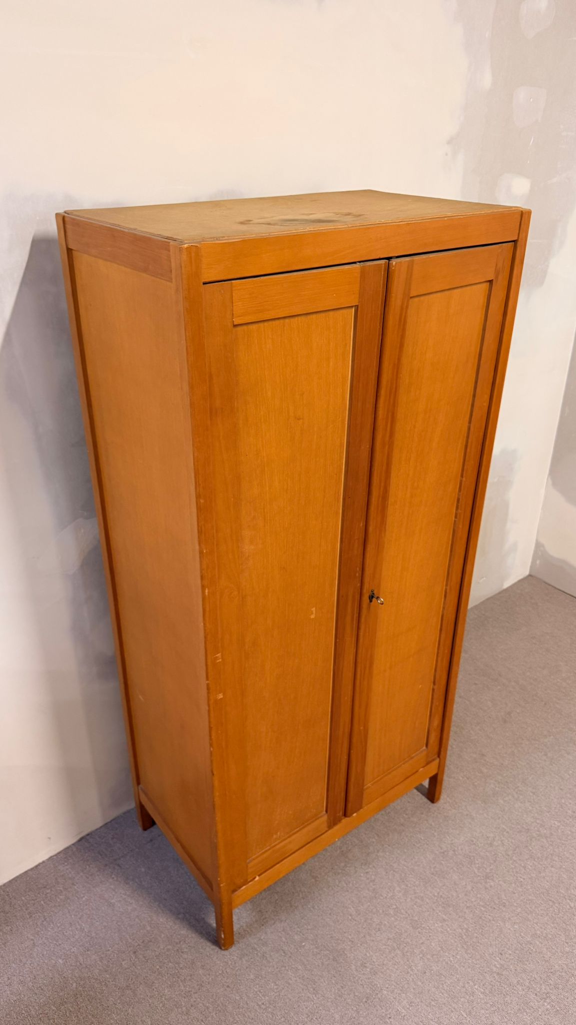 2-türiger Vintage Kleiderschrank im Mid Century Stil