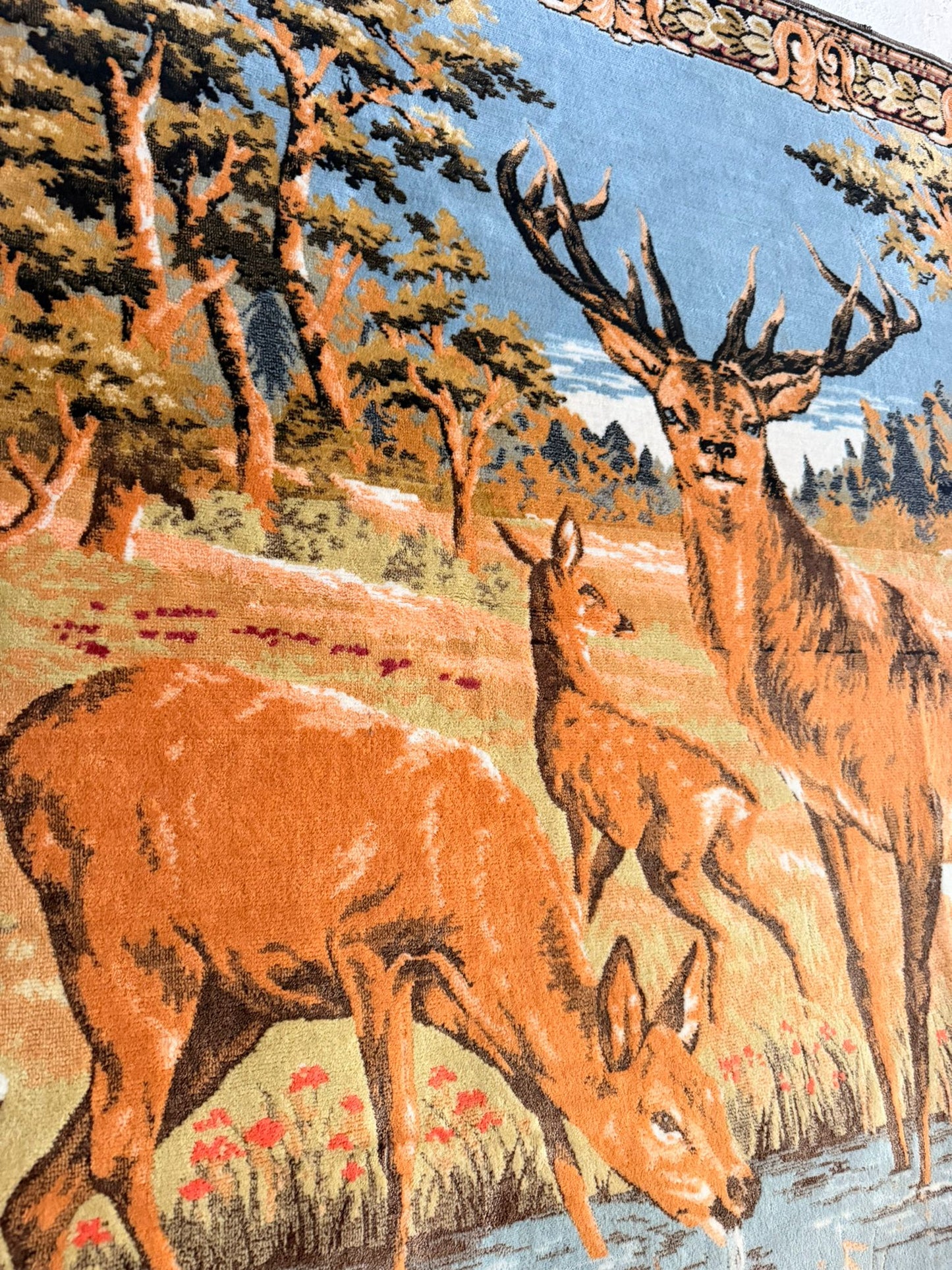 Gewebter vintage Wandteppich mit Hirschen und Rehen