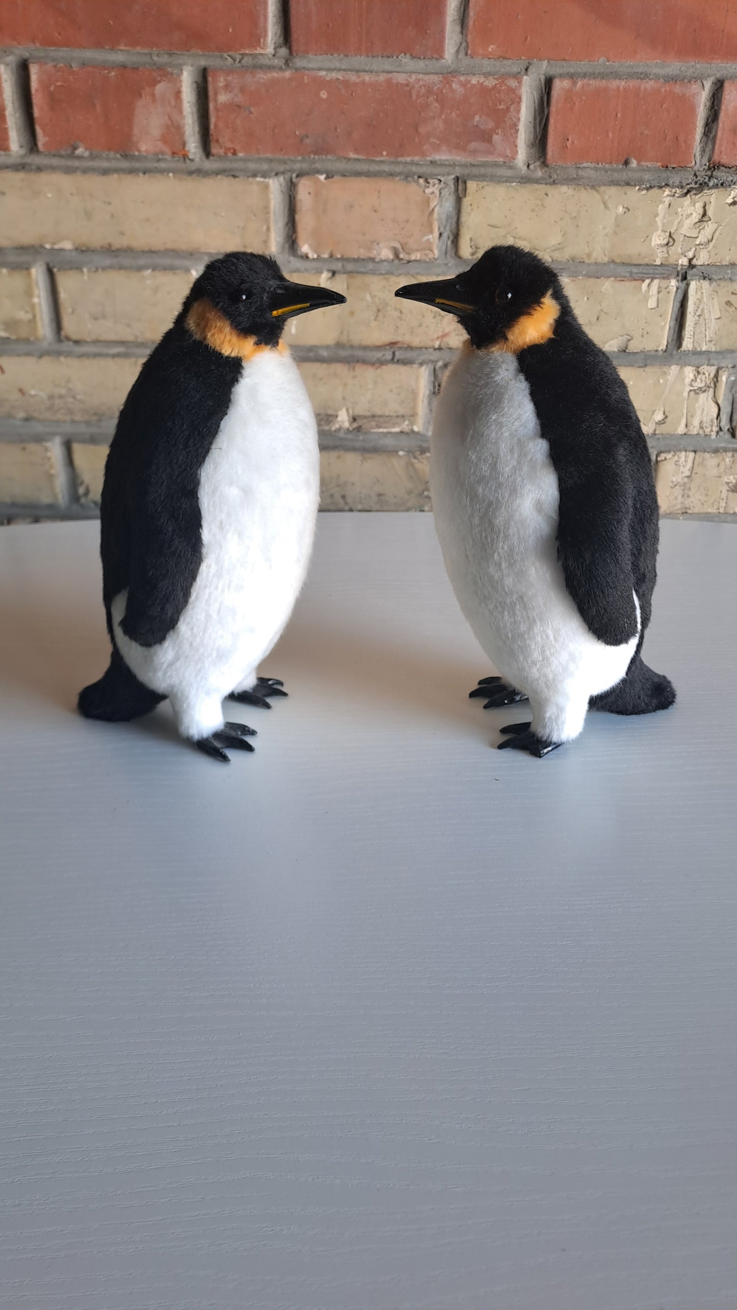 2er Set Kunstfell-Pinguine naturgetreu Dekofiguren