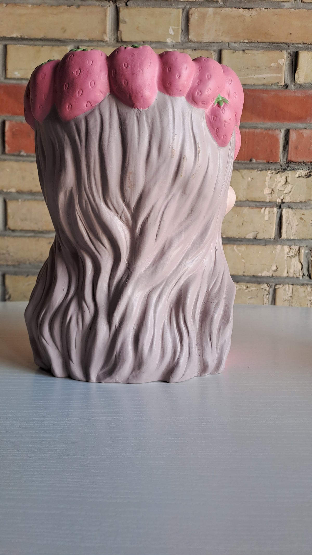 Terrakotta Blumentopf Büstenform mit Erdbeerdekor in Rosa