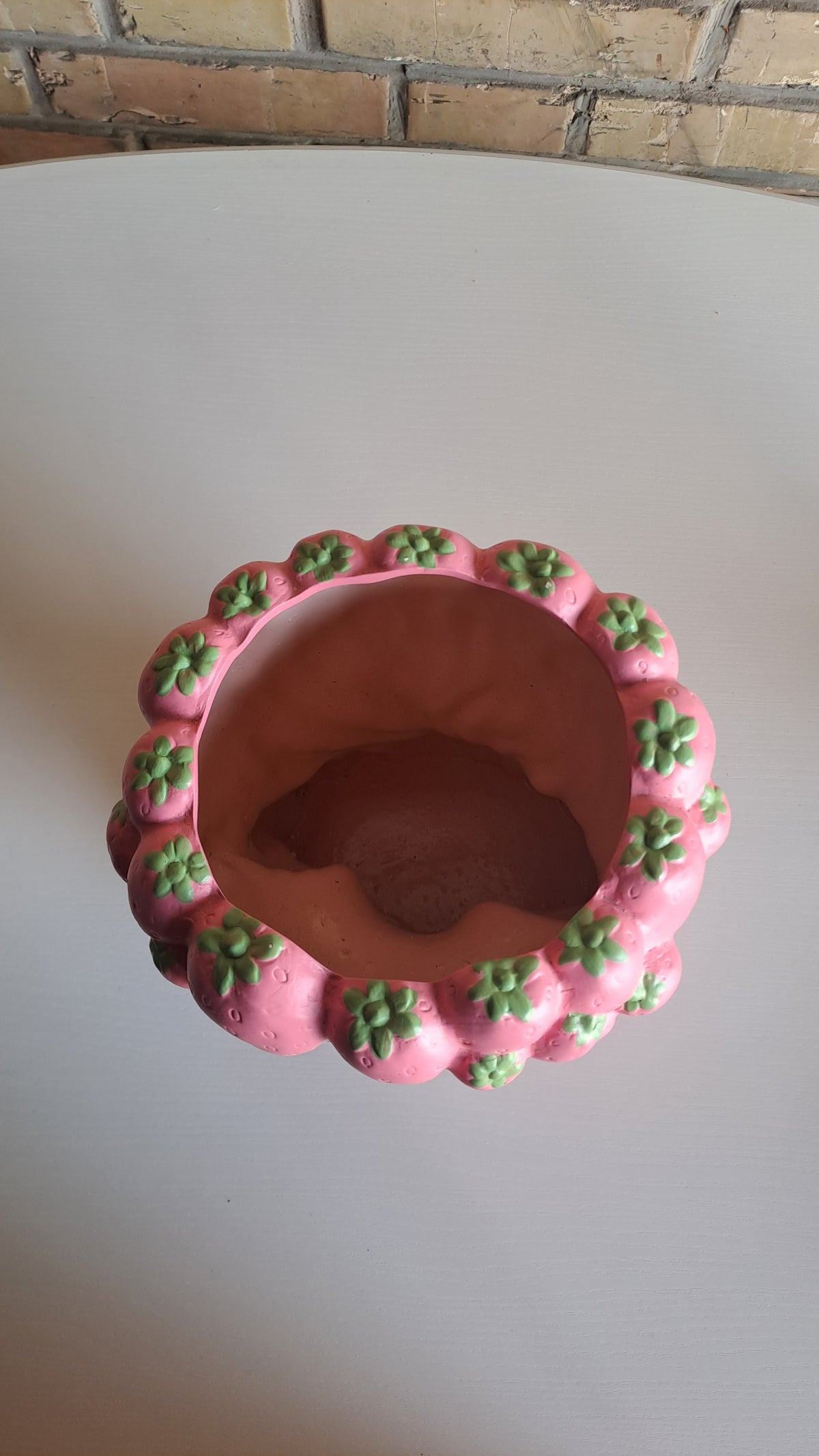 Terrakotta Blumentopf Büstenform mit Erdbeerdekor in Rosa