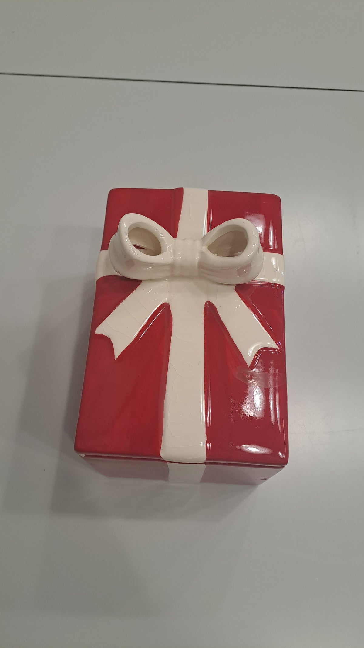 Vintage Keramik-Dose in Geschenkschachtel-Optik in rot weiss