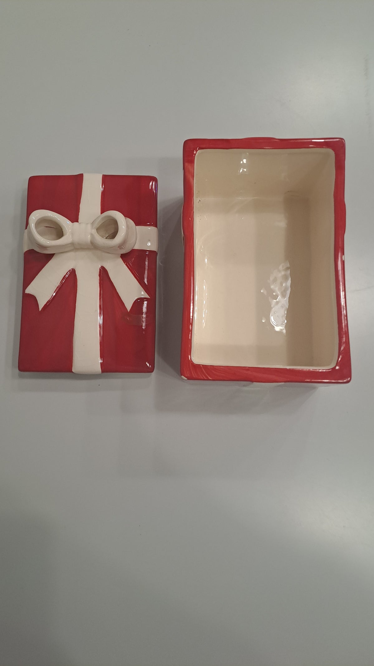 Vintage Keramik-Dose in Geschenkschachtel-Optik in rot weiss