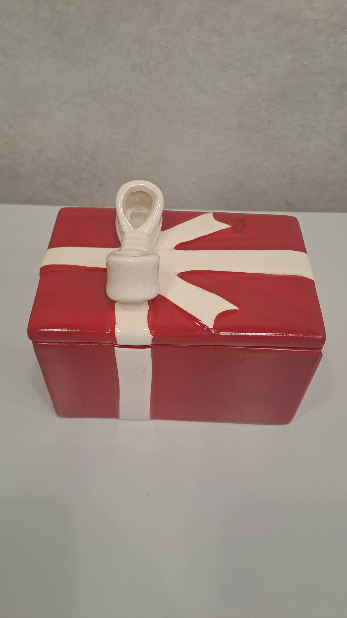Vintage Keramik-Dose in Geschenkschachtel-Optik in rot weiss