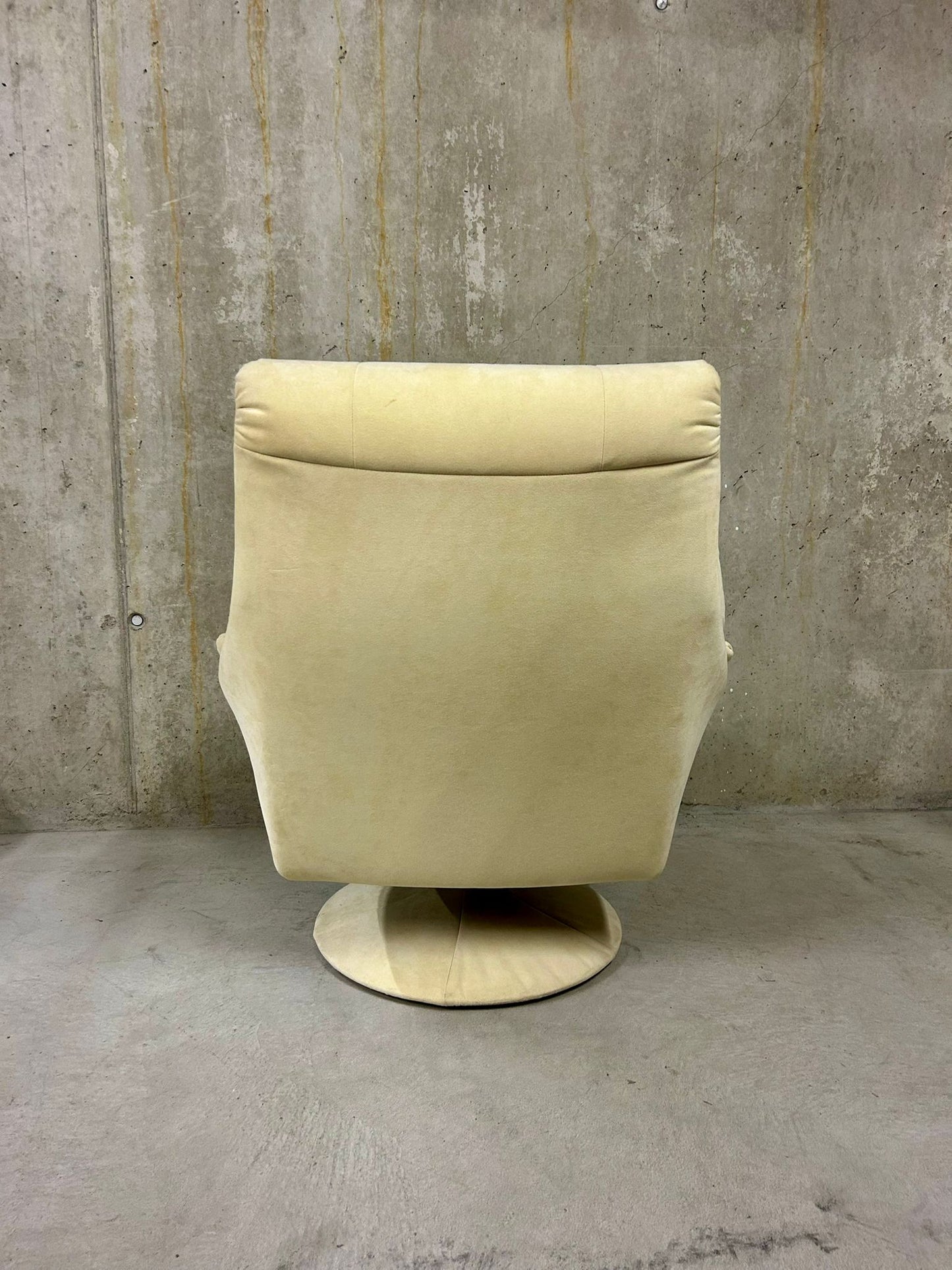 Bequemer Wildleder Sessel mit Hocker, von a.r.s, Relax Sessel